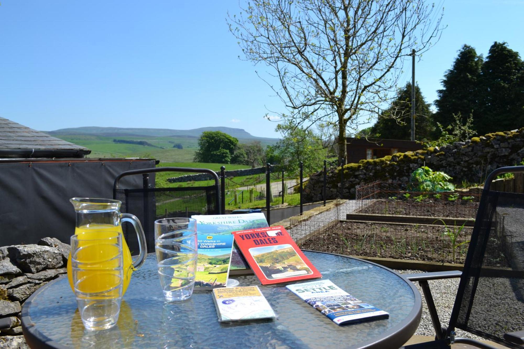 Ashes Farm - Ingleborough Barn Cottage, With 3 Peaks Views, Near Holiday home *